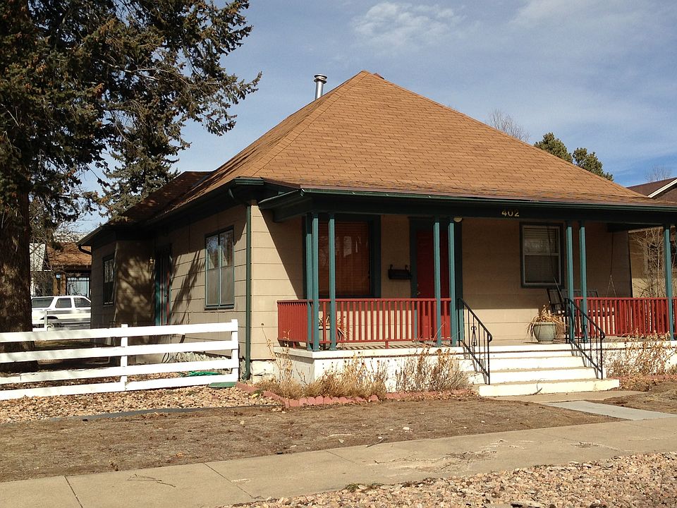 Charming downtown bungalow in prime location!