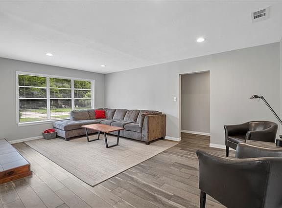 5th image of 2701 Kingsbury Ave