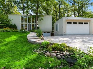 227 Rivers Dr, Lake Bluff, IL 60044