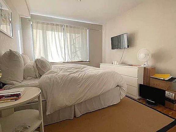 4th image of 247 Eldridge St APT 1B