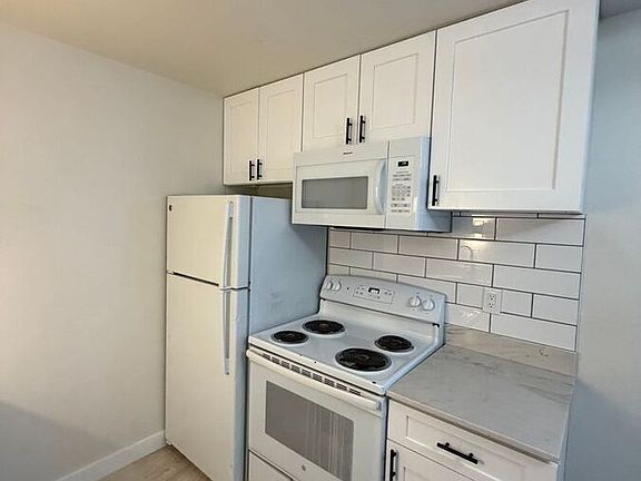 4th image of 1060 Teller St #203