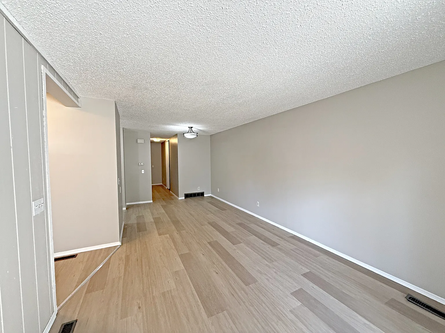 Updated Cozy Varsity 2 Bed+1 Bath W/ Parking, Laundry, New Flooring — Photo 4