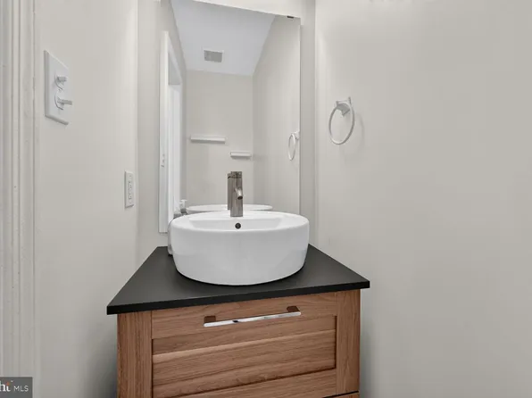 5619 Ridge View Dr, Alexandria, VA 22310