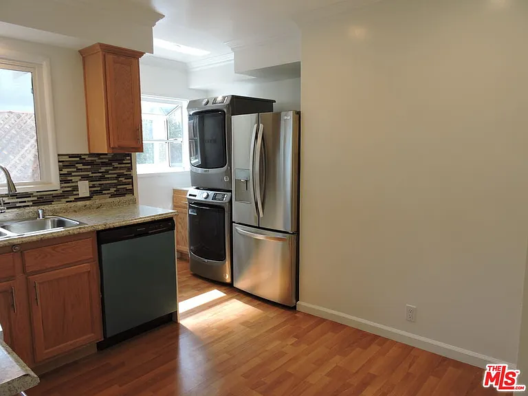 559 N Windsor Blvd — Photo 25