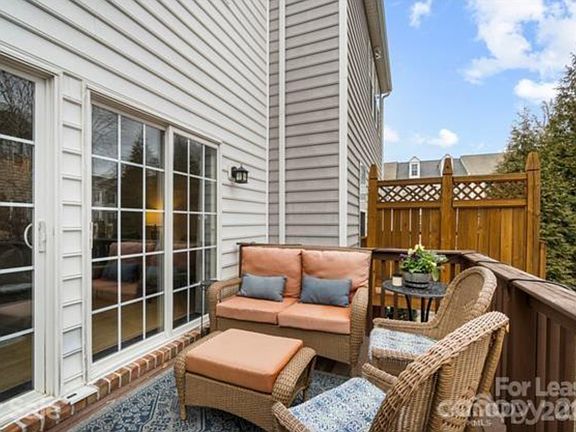 Deck on 2nd floor off dining room