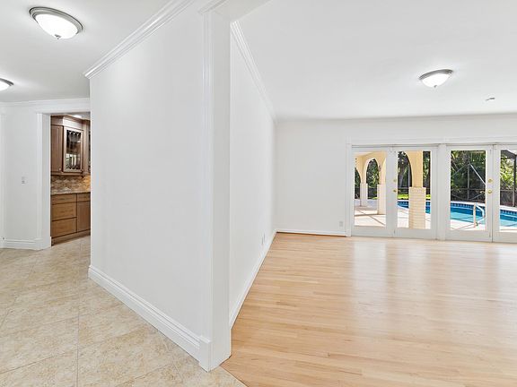 4th image of 610 NW 9th Ct