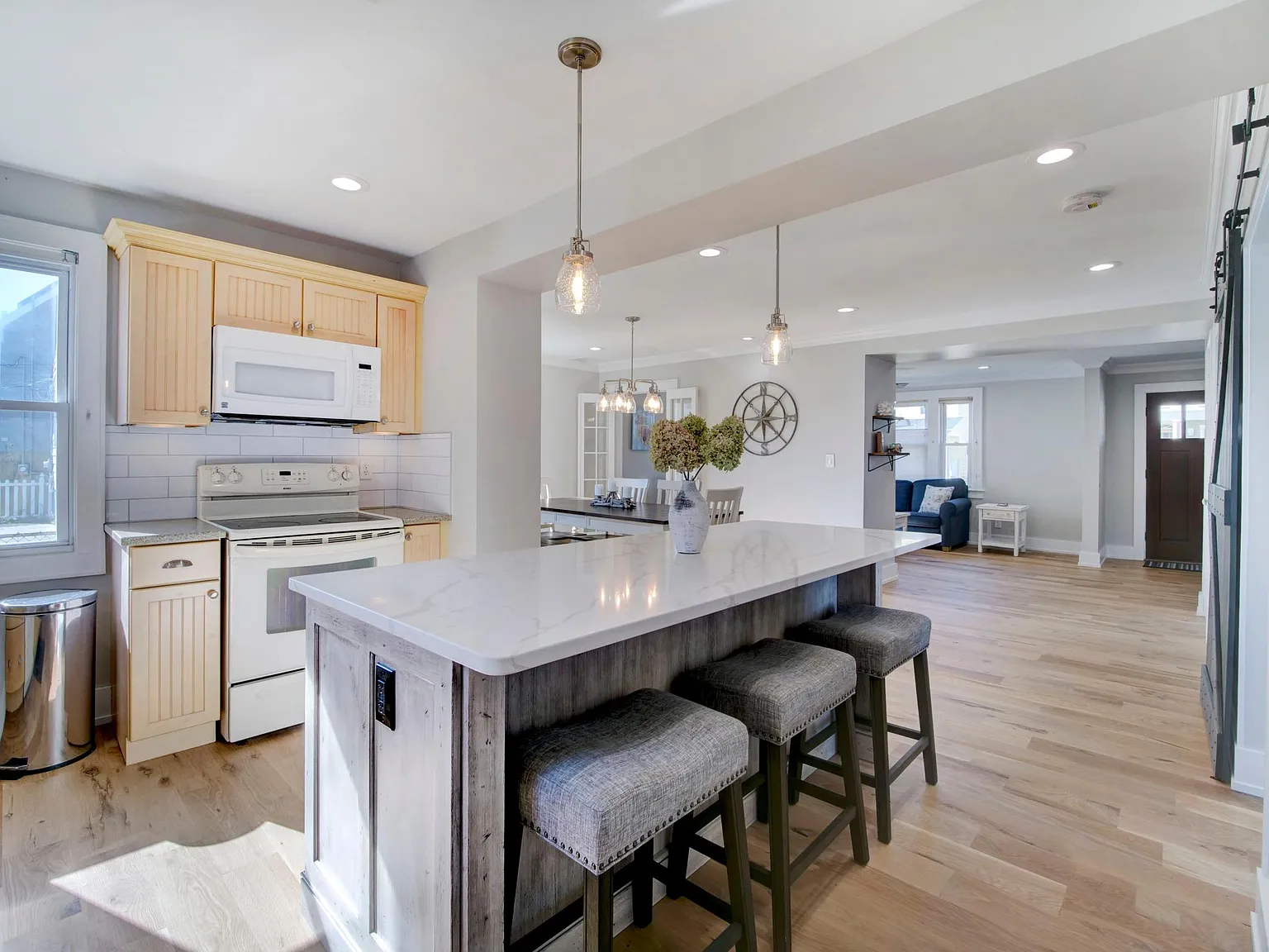 4 bed, 1416 sqft, $2,700 — Photo 2