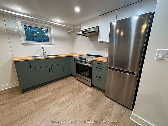 3rd image of 3835 Bathurst St #10