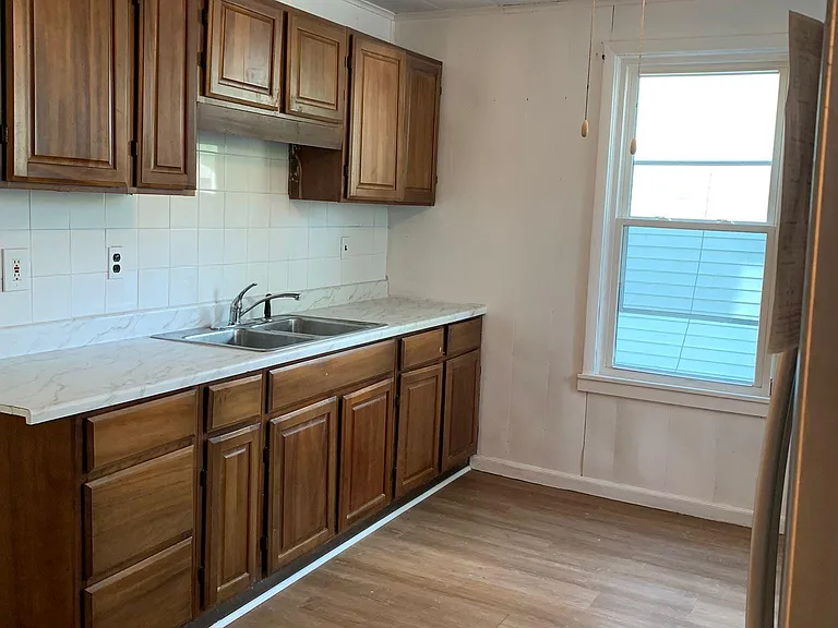 1321 Albany St — Photo 11