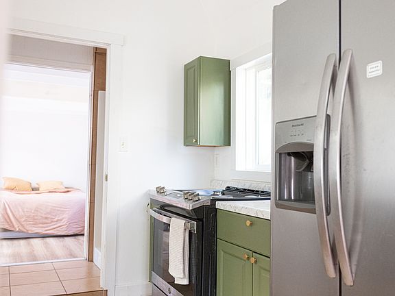KITCHEN FLOORS UPDATED TO WOOD LAMINATE SINCE THIS IMAGE WAS TAKEN
