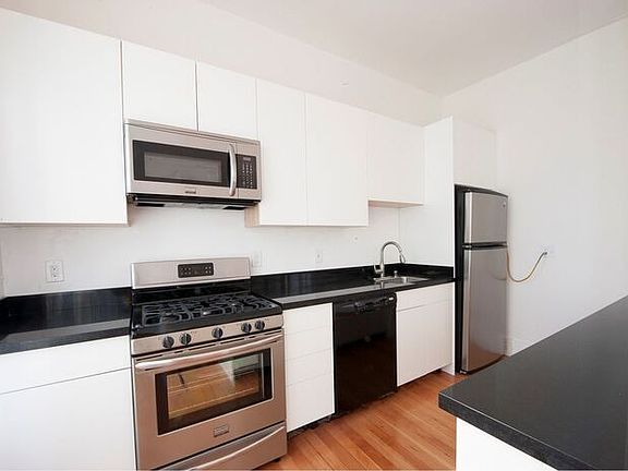 4th image of 2182 Bush St #2182