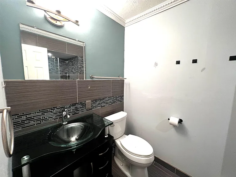 15703 Jersey Dr — Photo 10