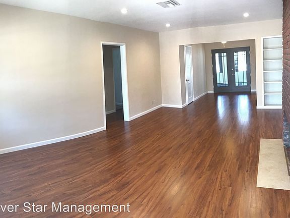 3rd image of 1919 N Hollywood Way
