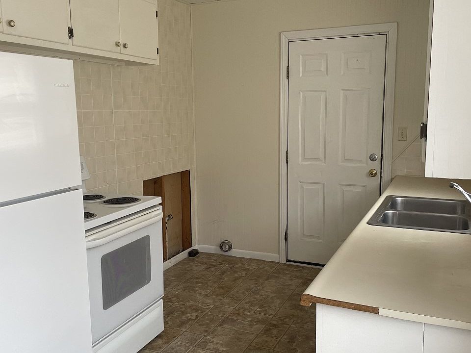 322 E 7th St, Hoisington, KS 67544 Zillow