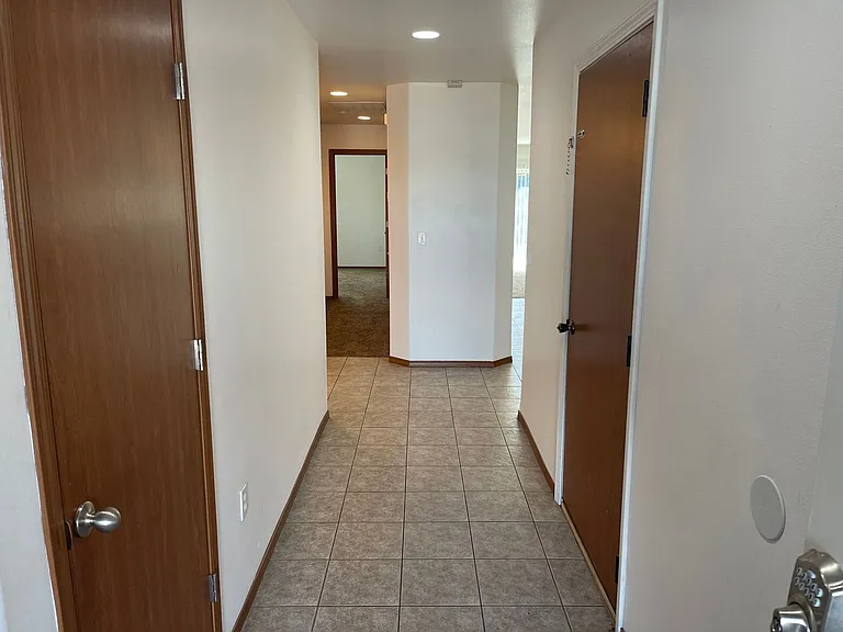 1013 N Pierce Dr — Photo 2
