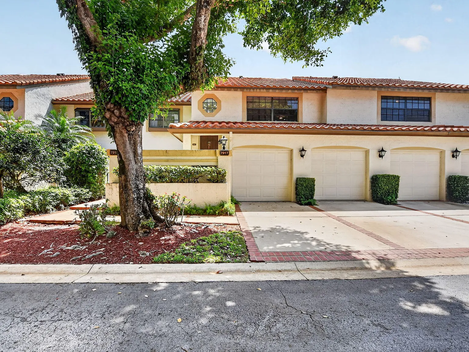 3 bed, 2.0 bath, 1572 sqft, $5,200 — Photo 2
