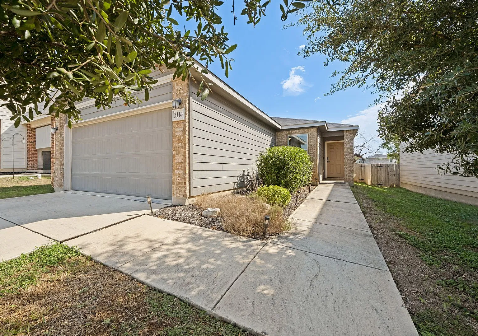 Charming 3 Bedroom Home In Stonegate — Photo 2