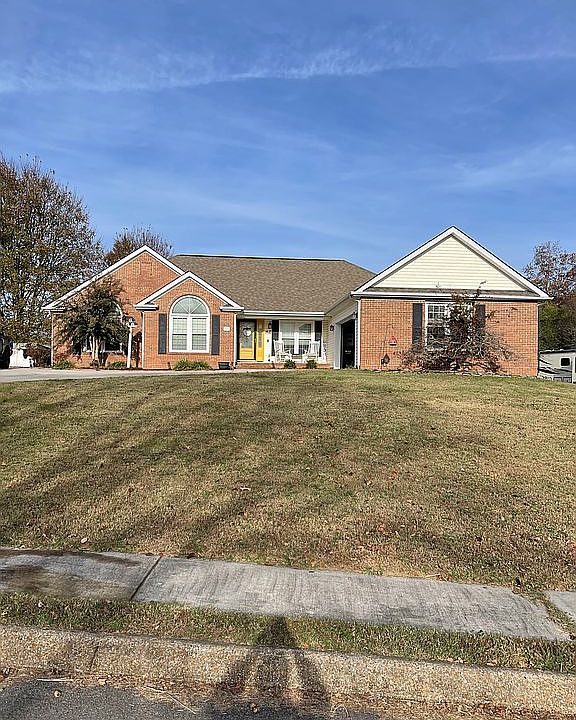 1st image of 218 Bartlett Cir NE