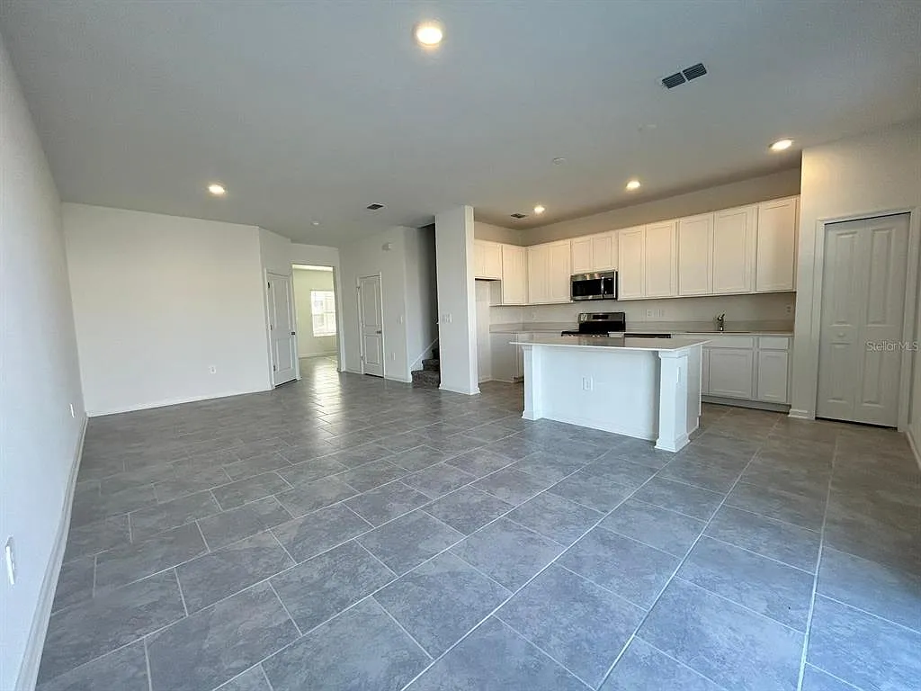 3 bed, 2.5 bath, 1689 sqft, $2,150 — Photo 3