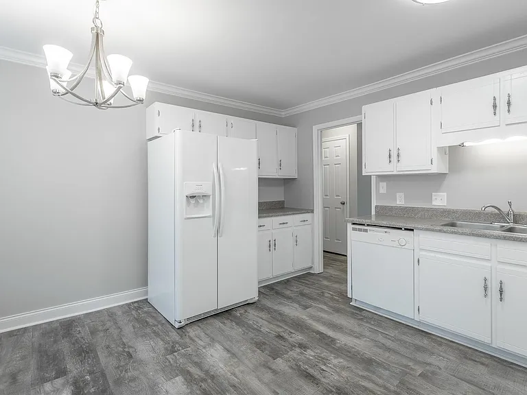 8214 Holly Crest Dr — Photo 11