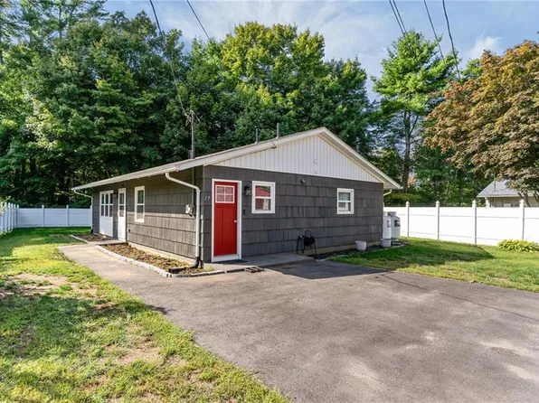 17 Paige Dr, Coventry, RI 02816
