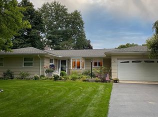 24 Santa Dr, Pittsford, NY 14534