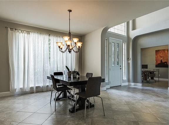 5th image of 2904 Lake Crest Dr