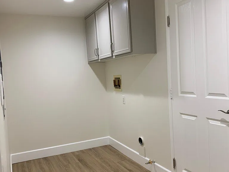 Laundry room, Garage access