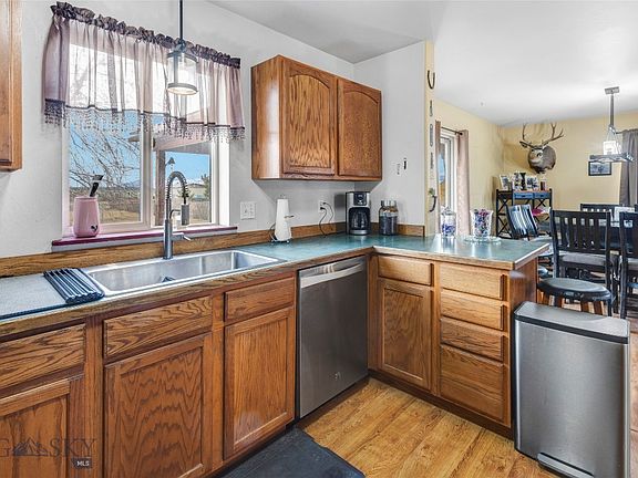 4th image of 395 Hereford Dr