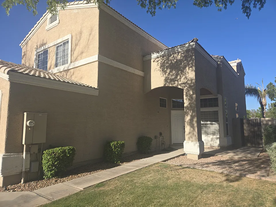 1225 N Cliffside Dr