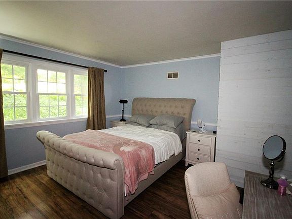 5th image of 100 Yolande Ave