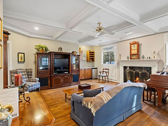 5th image of 811 Collinwood Rd SE