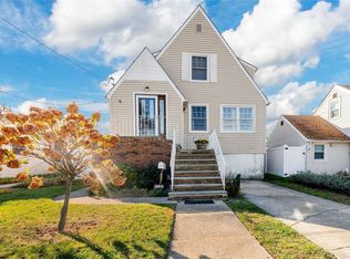 1022 Hamilton Ave, Island Park, NY 11558