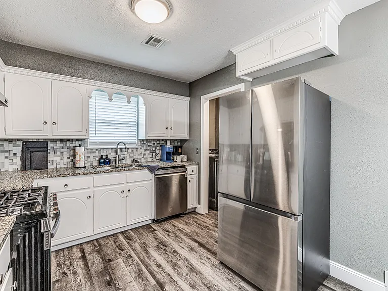 10005 Waverly Ave — Photo 15
