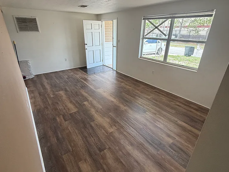 4525 Phoenix Ave — Photo 10