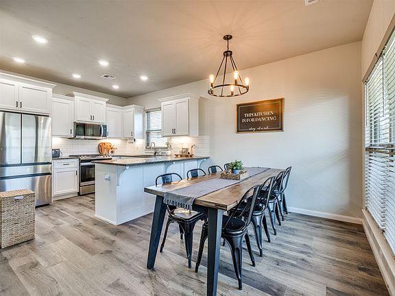 5th image of 215 W 52nd St