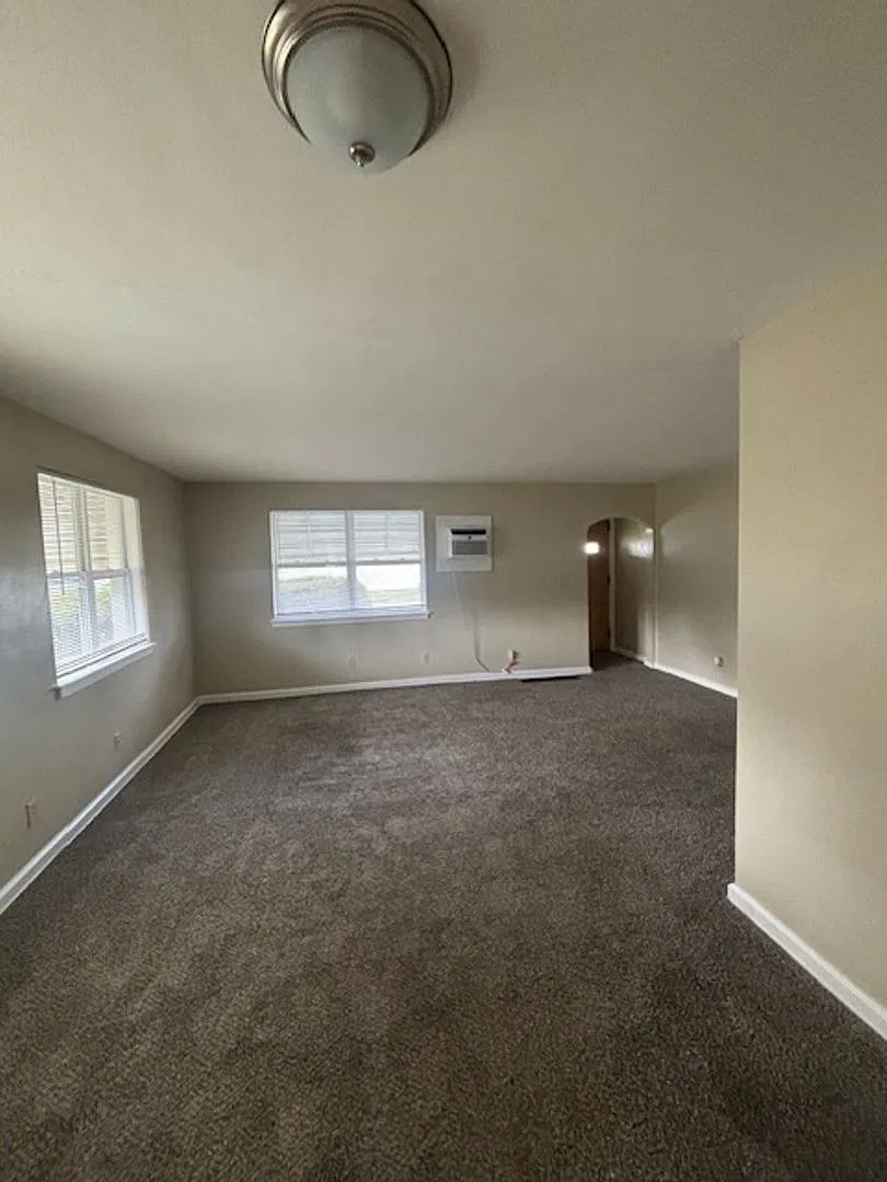 Charming 2 bedroom 1 bath ranch house on the Eastside of Lorain. — Photo 4