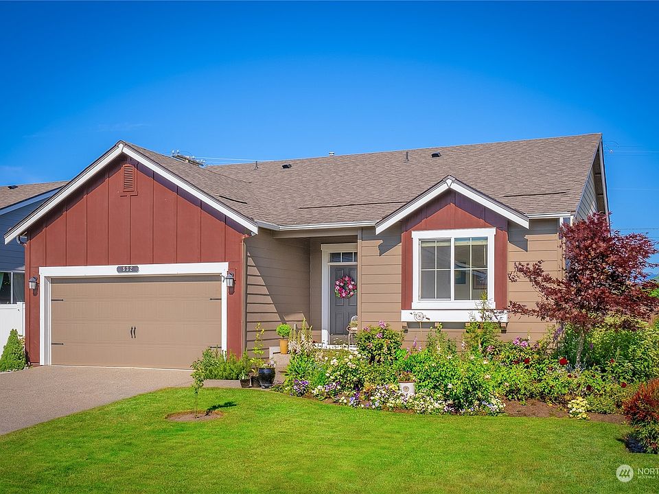 Modern stylish like new rambler with gorgeous landscaping and intoxicating views of Mt. Rainier.>