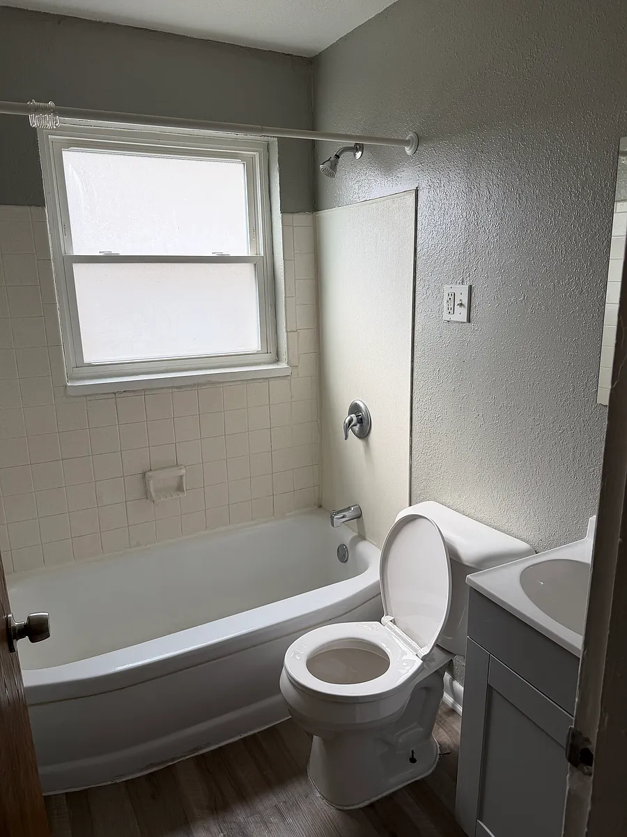 Building Photo - 52 E Burton Ave #4