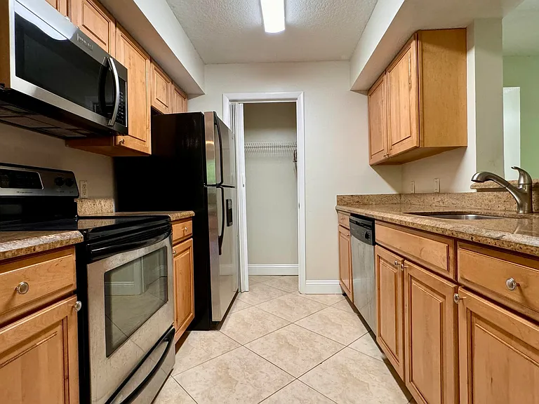 815 W Boynton Beach Blvd #10-105 — Photo 2