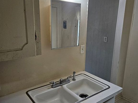 4th image of 613 N Johnston St