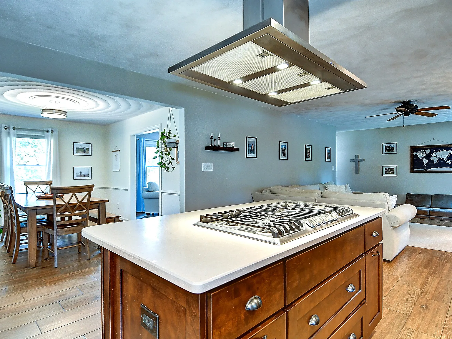 4 bed, 2.5 bath, 2500 sqft, $3,500 — Photo 4