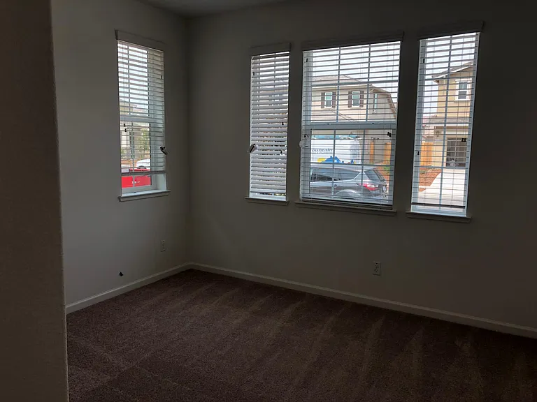 4033 Southampton St — Photo 5