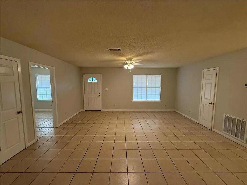 3 bed, 1.0 bath, 1035 sqft, $950 — Photo 4