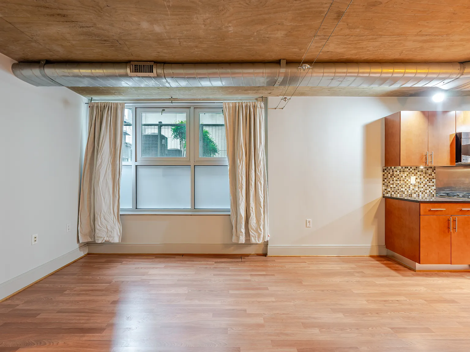 2 bed, 1.5 bath, 884 sqft, $2,395 — Photo 2
