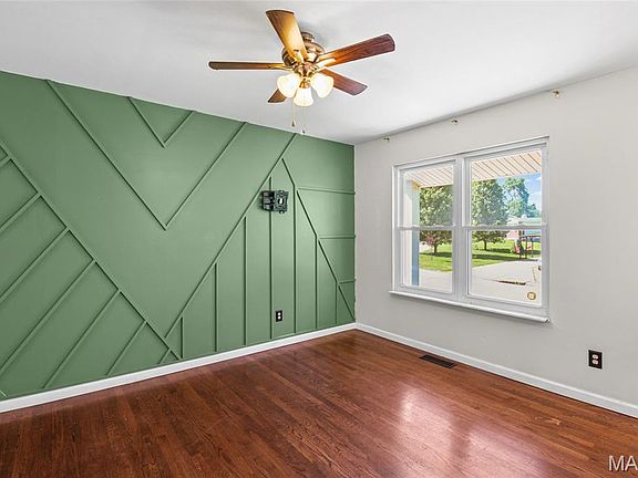 3rd image of 572 Mount Vernon Dr