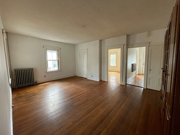 5th image of 32 Walnut St