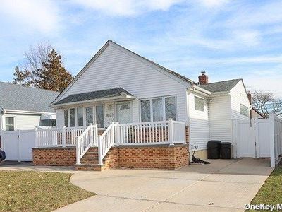 80-23 267th Street, Glen Oaks, NY, 11004