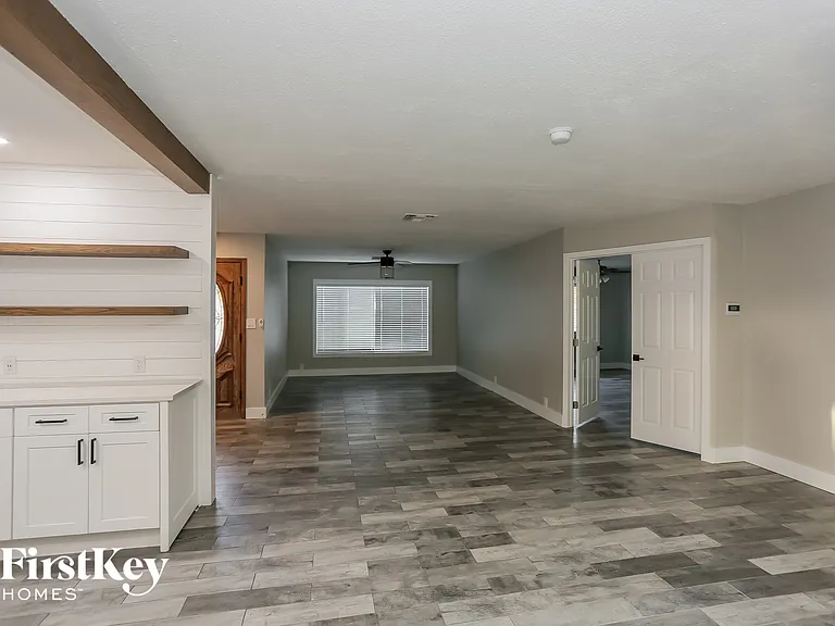 4409 W Griswold Rd — Photo 4