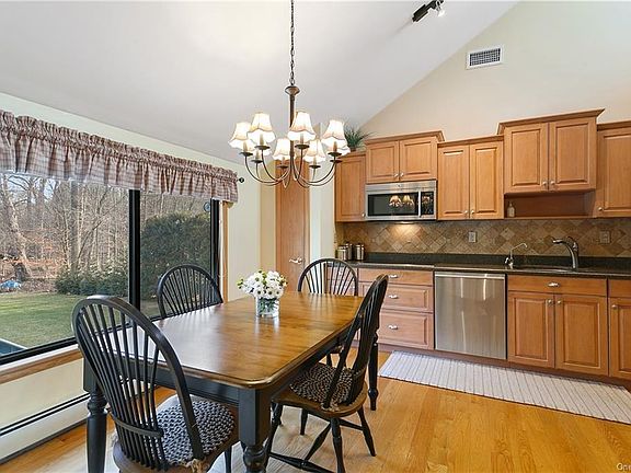 4th image of 68 Dahlia Dr